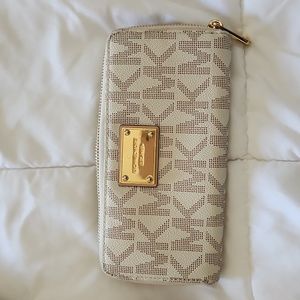 Michael kors White zip closure long wallet